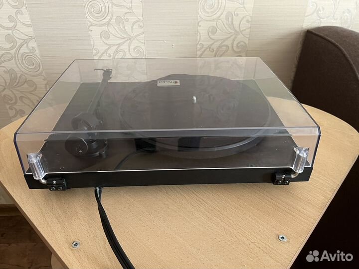 Виниловый проигрыватель Pro-Ject Debut III
