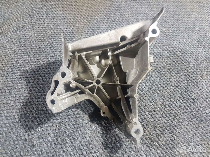 Кронштейн двигателя правый Volkswagen polo cwv