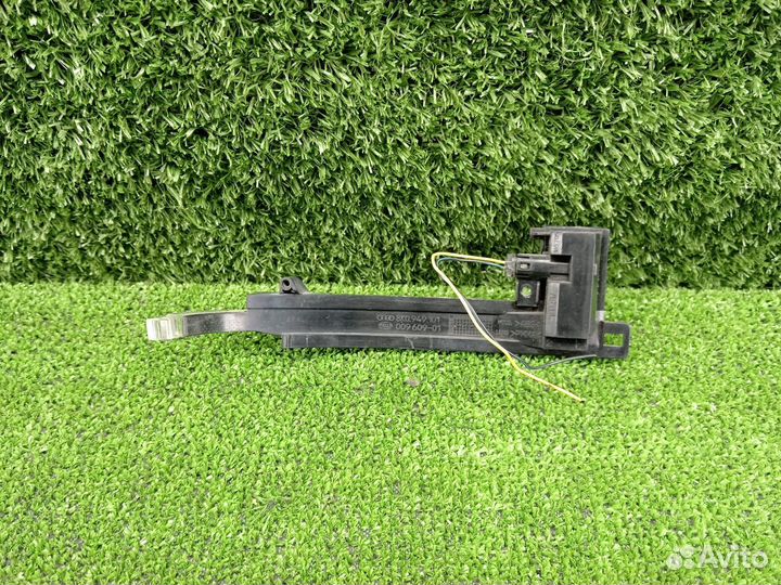 Повторитель поворота в зеркало левый VAG Audi Q3 8