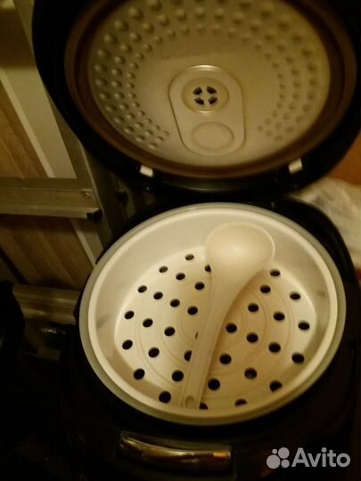 Мультиварка почти новая. Готовили2 раза