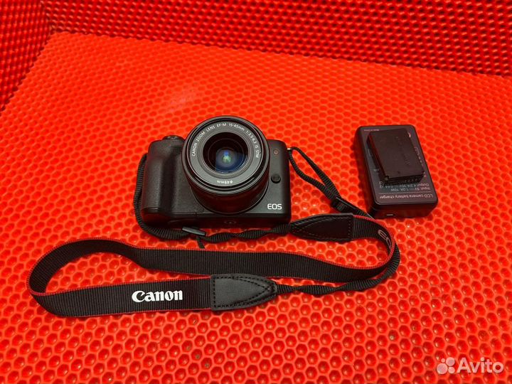 Зеркальный фотоаппарат Canon EOS M50
