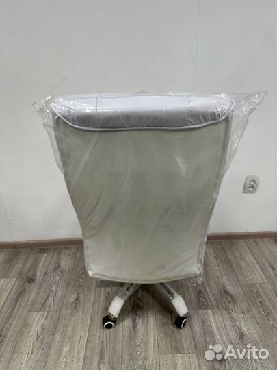 Кожанное кресло офисное