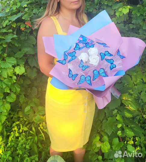 Букет из бабочек с мыльными розами