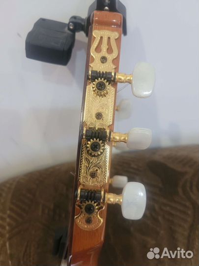 Классическая акустическая гитара