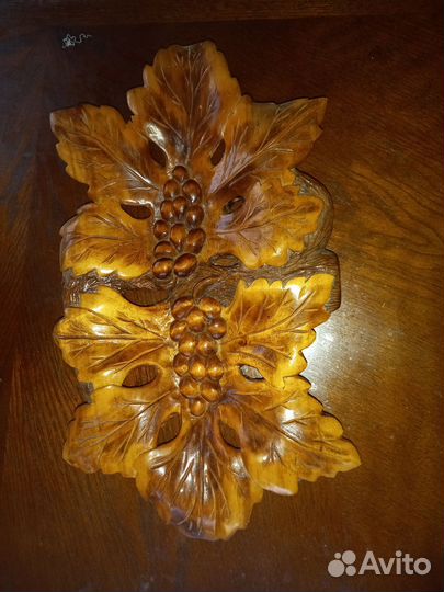 Резное панно из дерева