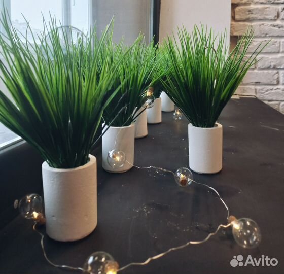 Кашпо с искуственной осокой