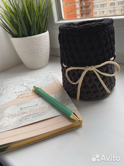 Вязаная подставка для концелярии и косметики