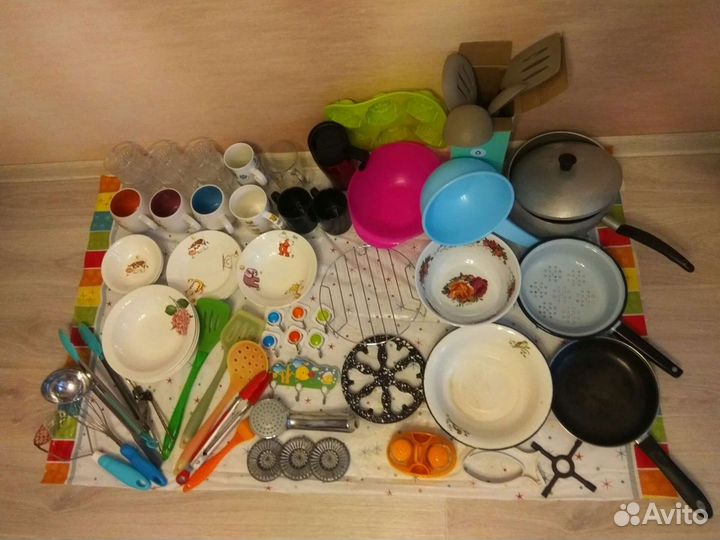 Огромный набор посуда, кастрюли, телевизор