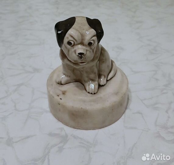 Фарфоровая статуэтка собаки 