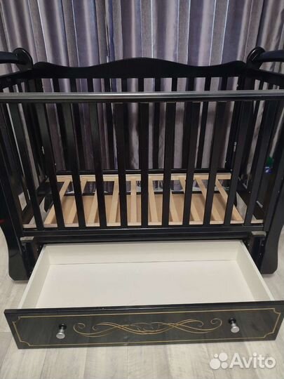 Детская кроватка с маятником и ящиком