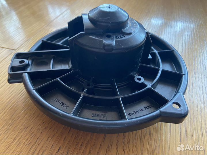 Крышка мотора отопителя печкиToyota celica 230-231