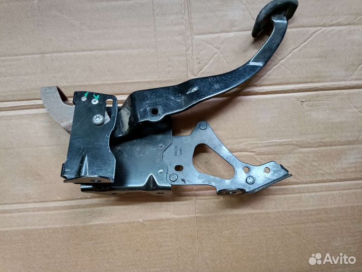 Педаль сцепления Рено Логан 1