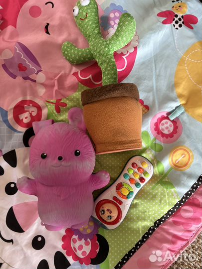 Детский игровой коврик и игрушки