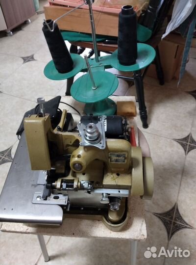 Продам оверлок промышленный 3х ниточный