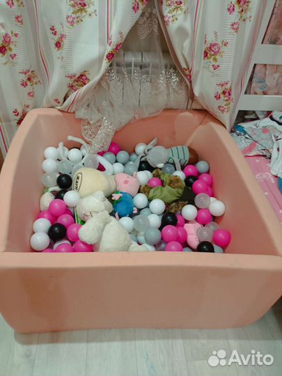 Большой бассейн с шариками