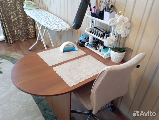 Маникюрный стол