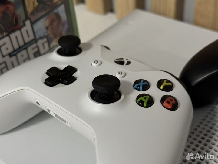 Xbox ONE S 1TB 2 геймпада