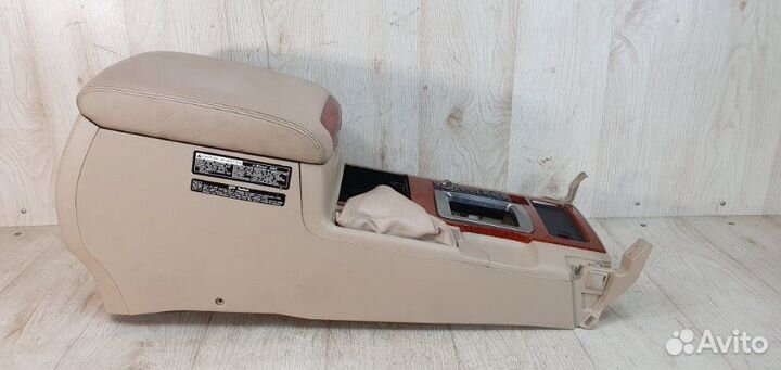 Подлокотник Toyota Land Cruiser 200