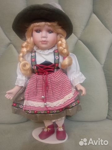 Кукла фарфоровая
