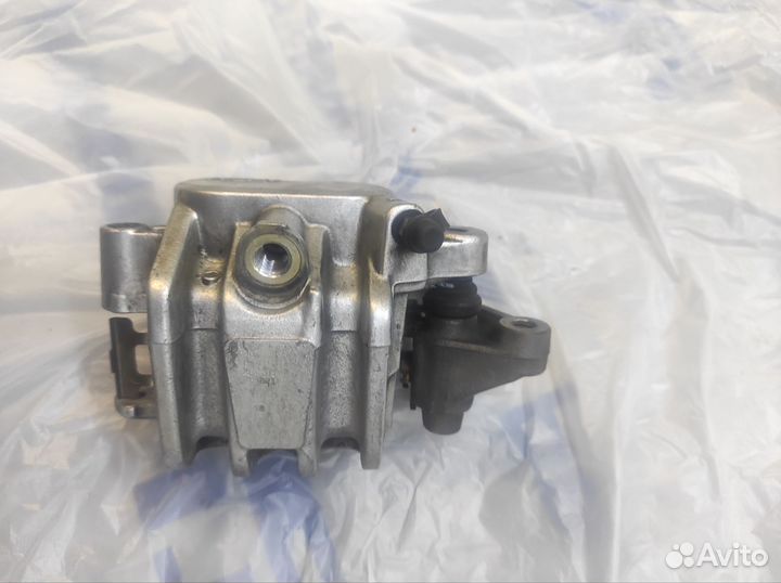 Суппорт передний правый Suzuki skyWave 650