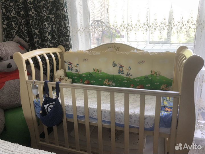 Детская кроватка с маятником