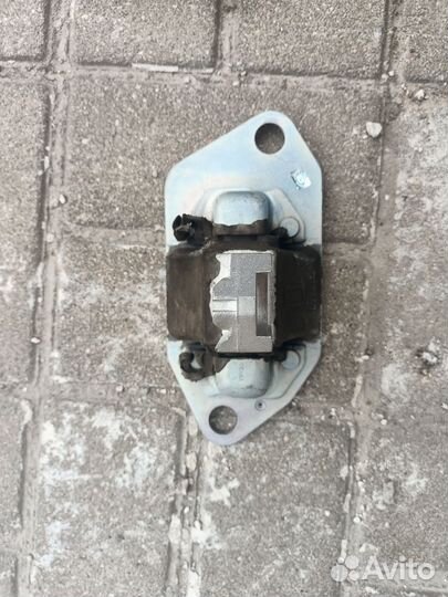 Опора двигателя правая 30748811