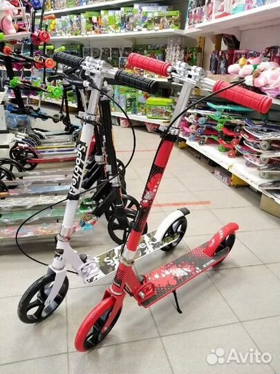 Самокаты разного цвета для детей
