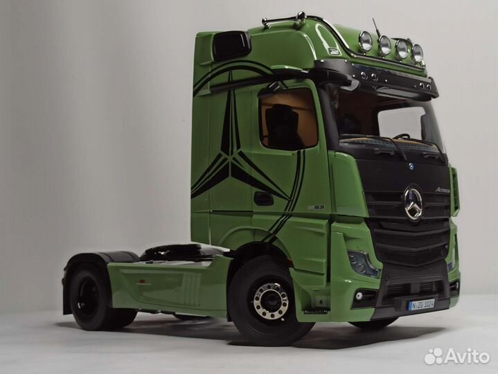 Mercedes Actros GigaSpace 4x2 2018 NZG 1:18