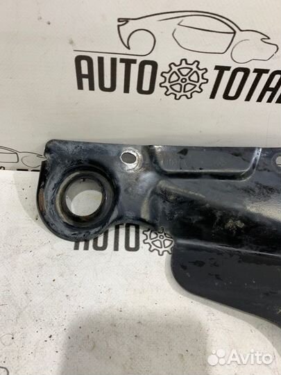 Кронштейн трапеции стеклоочистителей Ford Fusion