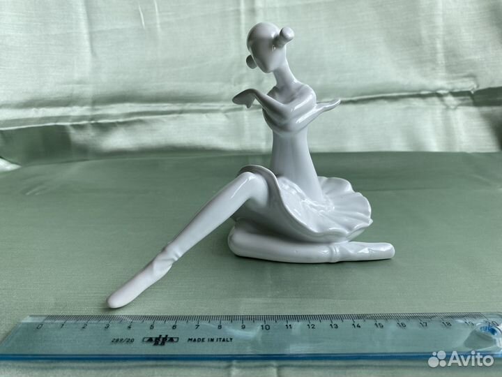 Фарфоровая статуэтка Балерина сидящая