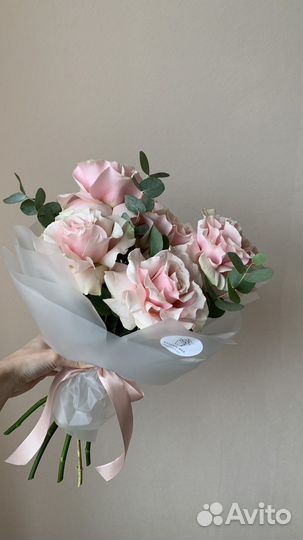 Букет из ажурных роз с эвкалиптом