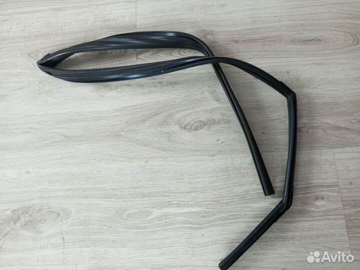 Уплотнитель стекла задний правый внутр KIA Ceed ED