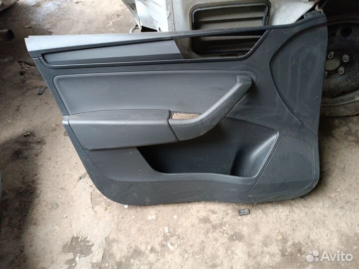 Обшивка передней левой двери Skoda Rapid