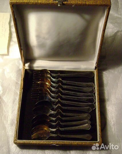 Кофейный сервиз и столовые приборы для десерта