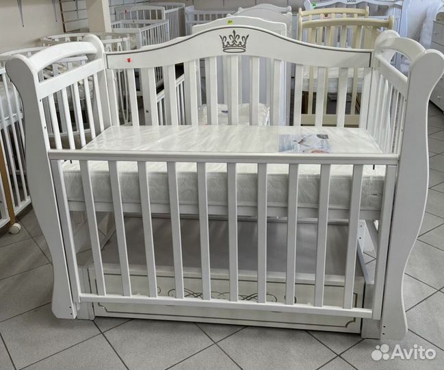 Кроватка детская и комод