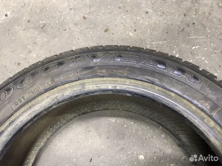 Goodyear UltraGrip Performance 215/55 R17
