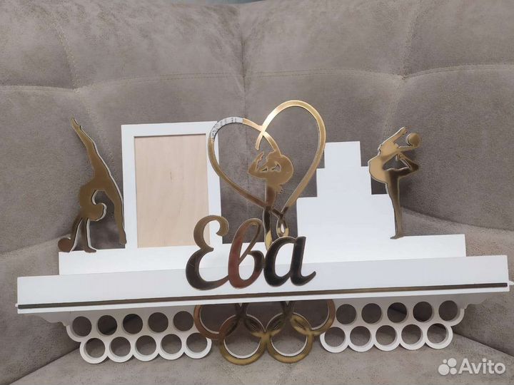 Медальница с полкой