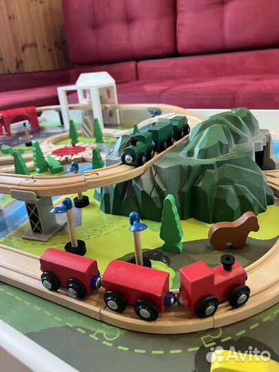 Стол с деревянной железной дорогой