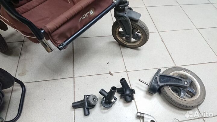 Крепление вилки переднего колеса детской коляски