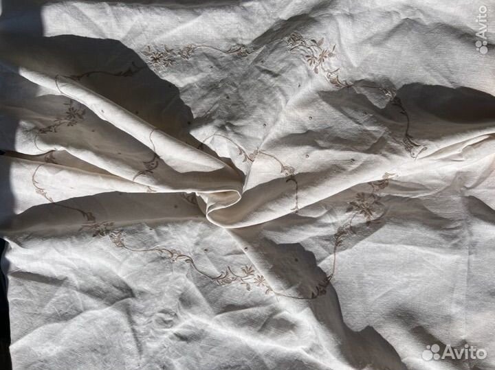 Скатерть льняная с вышивкой белая