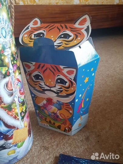 Новогодние коробки и пакеты бу