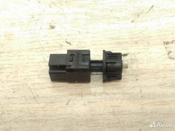 Концевик стоп сигнала Nissan Note E11 HR16DE 2008