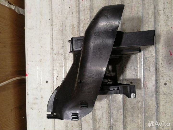 Кронштейн блока предохранителей Volkswagen Passat