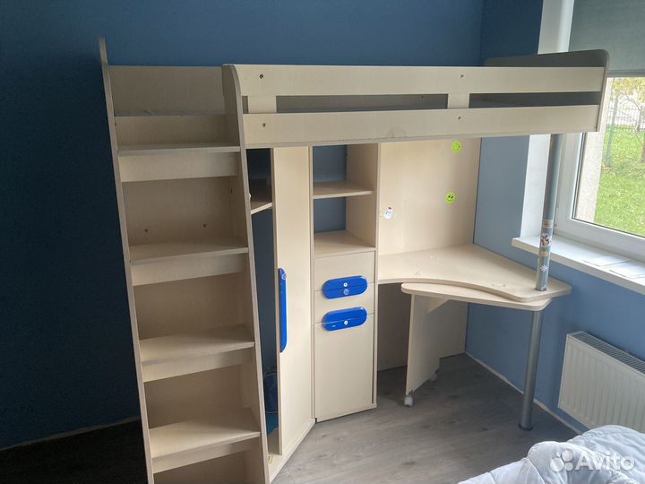 Кровать чердак со столом и шкафом