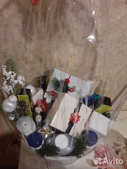 Корзины парфюмом и косметикой подарочная