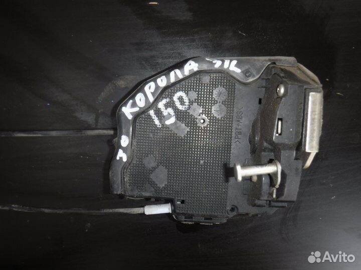 Замок двери задний левый Toyota Corolla 151 1ZR