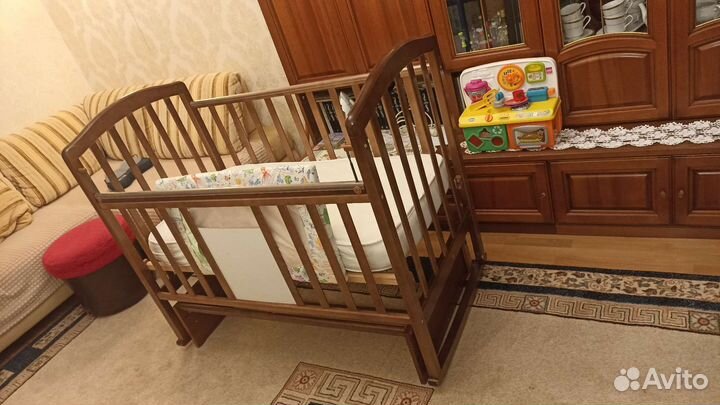Детская кроватка с маятником
