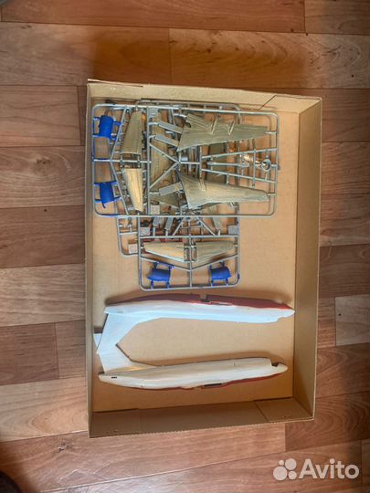 Модель самолета 1/144 Boeing 737-300