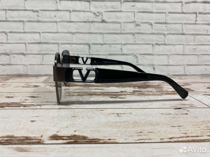 Солнцезащитные очки женские Valentino