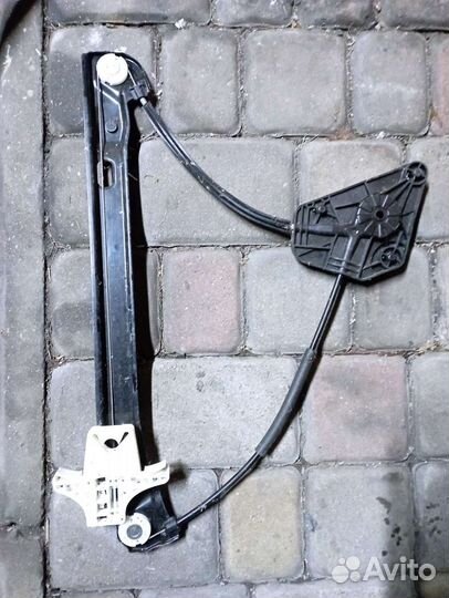 Skoda rapid Стеклоподъёмник правый задний